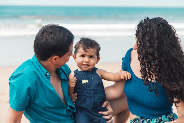 Família na praia do mar