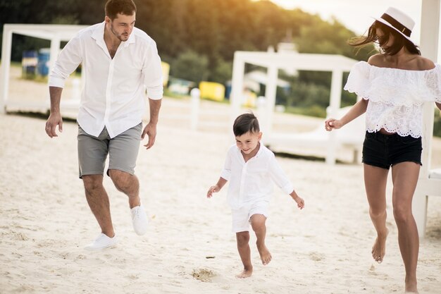 Família na praia