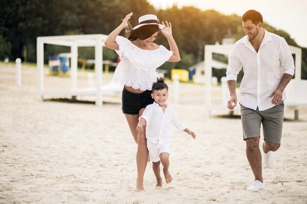 Família na praia