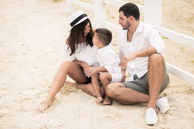 Família na praia