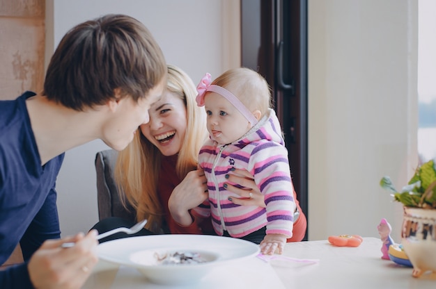 família no café