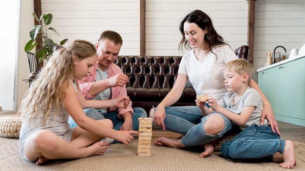 Família no chão, jogando o jogo
