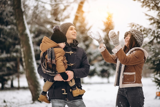 Família no inverno em férias