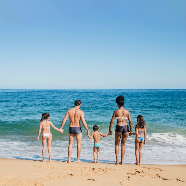 Foto grátis família no litoral