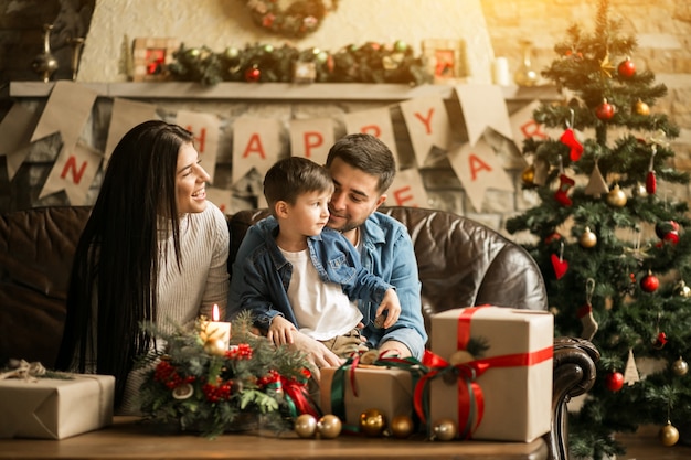 Família no natal com presentes