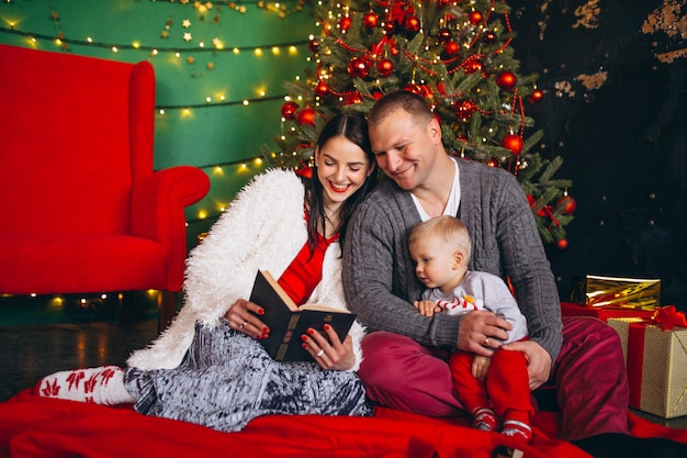 Foto grátis família no natal pela árvore de natal