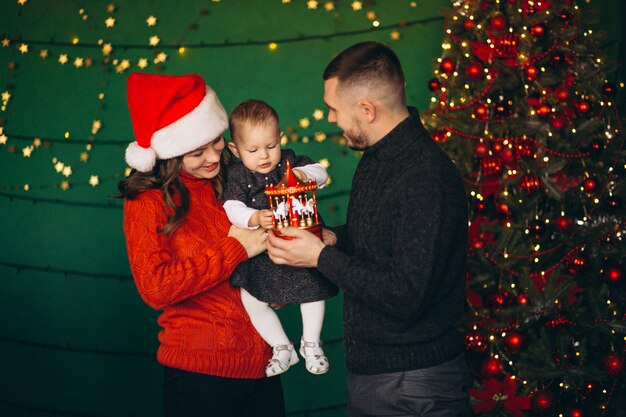 Família no Natal pela árvore de Natal