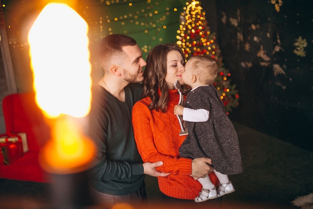 Família no Natal pela árvore de Natal