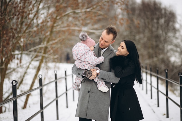 Família no parque no inverno com filha do bebê