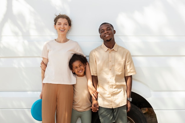 Foto grátis família nômade viajando e morando em uma van