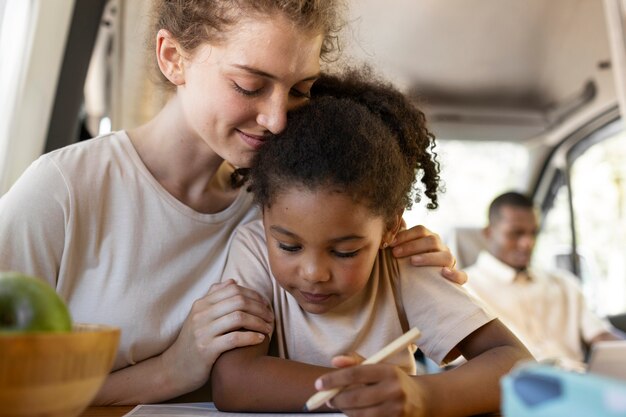 Família nômade viajando e morando em uma van