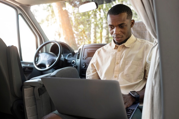 Família nômade viajando e morando em uma van