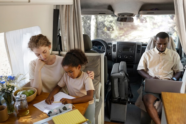 Foto grátis família nômade viajando e morando em uma van