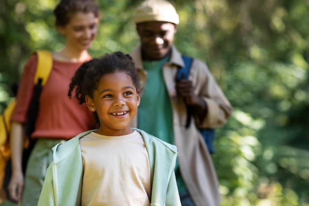 Família nômade viajando na natureza