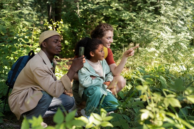 Família nômade viajando na natureza