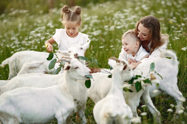 Foto grátis família passa férias na aldeia