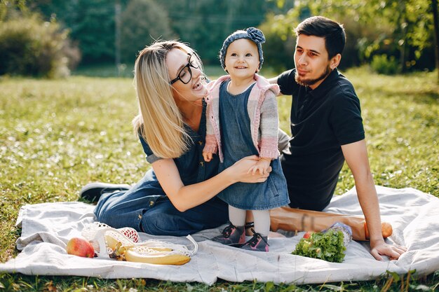 Família passa o tempo em um parque