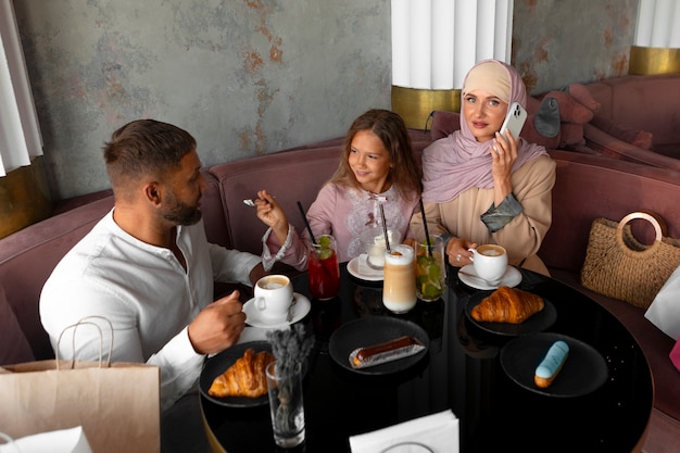 Foto grátis família passando tempo juntos enquanto estiver na cidade