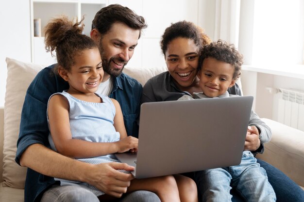 Família passando um tempo junta em casa