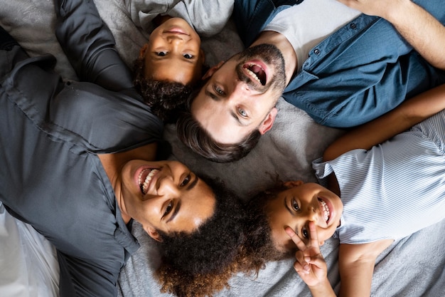 Foto grátis família passando um tempo junta em casa