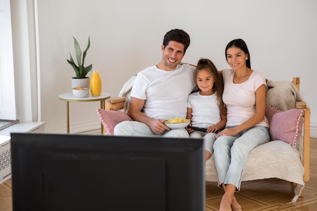 Foto grátis família passando um tempo na frente da tv