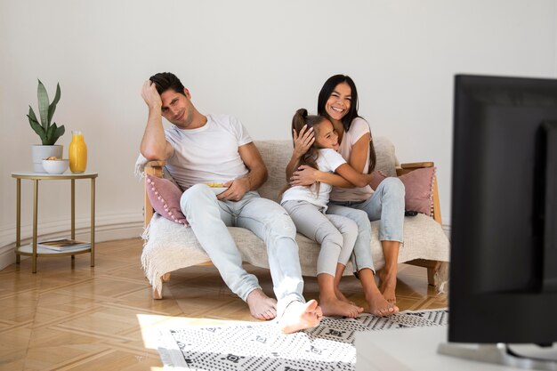 Família passando um tempo na frente da tv