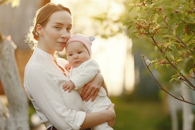 Família passar o tempo em um jardim de verão