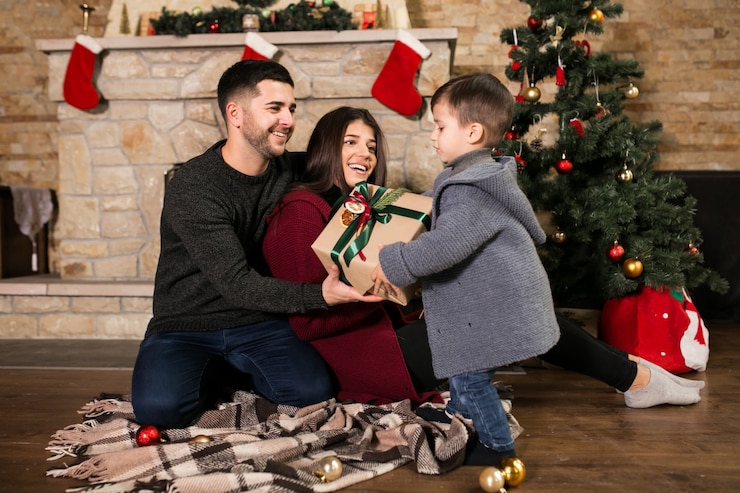 Foto grátis família pela chaminé no natal