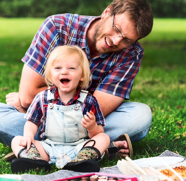 Família piquenique ao ar livre conceito de relaxamento de união