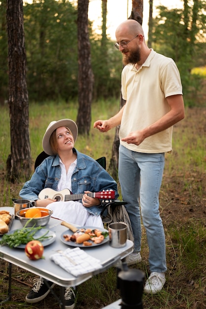 Família preparando o jantar no acampamento