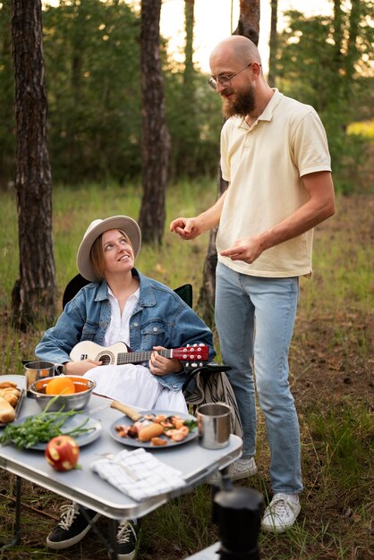 Família preparando o jantar no acampamento