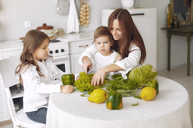 Foto grátis família preparando uma salada na cozinha