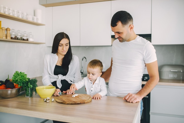 Família preparar a salada em uma cozinha