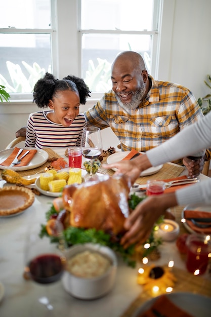 Família pronta para o jantar de ação de graças