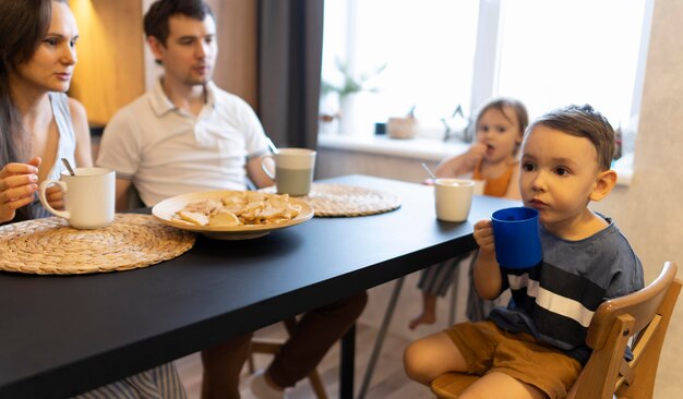 Família próxima sentada à mesa