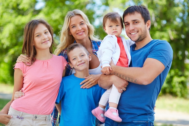 Família que aprecia a natureza