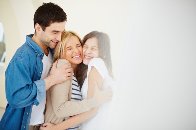 Família que tem um bom dia juntos