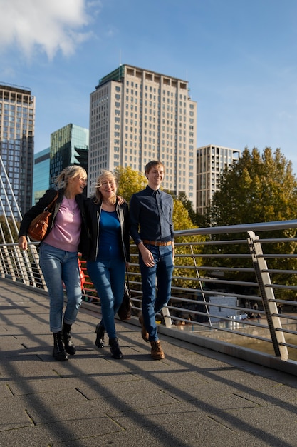 Foto grátis família queer de tiro completo caminhando ao ar livre