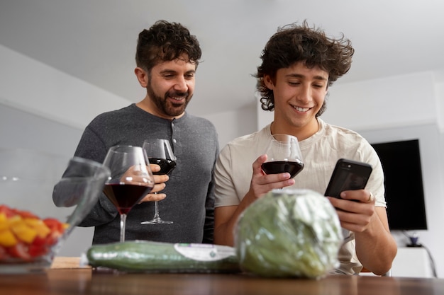 Foto grátis família queer sorridente de vista frontal em casa