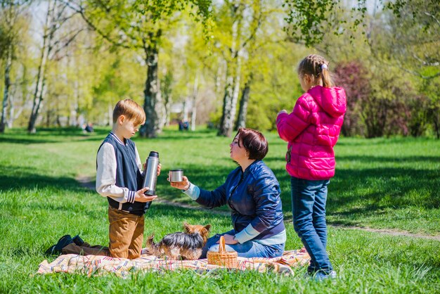 Família relaxada no parque