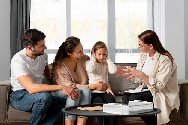 Família resolvendo problemas na dose média de terapia