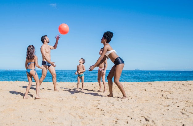 Família se divertindo com uma bola