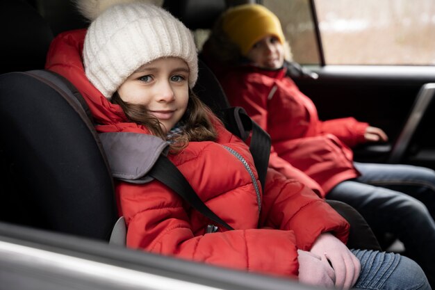 Família se divertindo durante a viagem de inverno