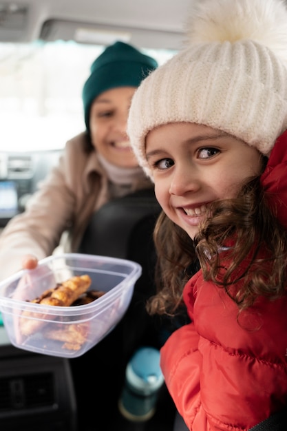 Família se divertindo durante a viagem de inverno