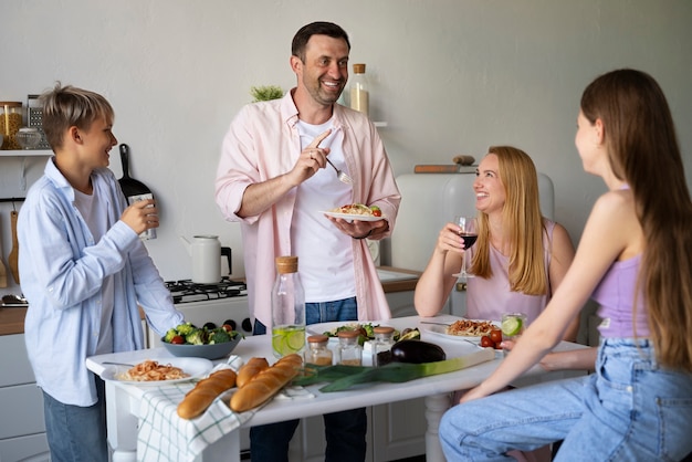 Foto grátis família se divertindo muito juntos