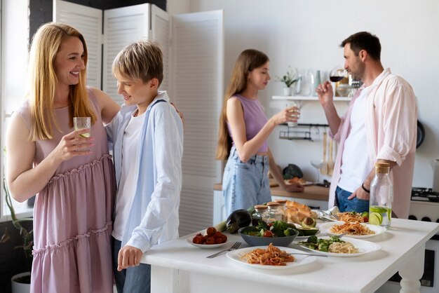 Família se divertindo muito juntos