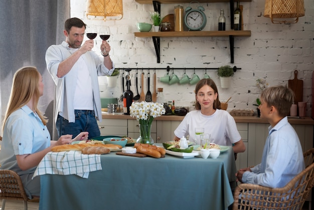 Foto grátis família se divertindo muito juntos