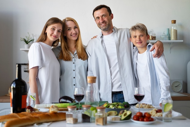 Foto grátis família se divertindo muito juntos