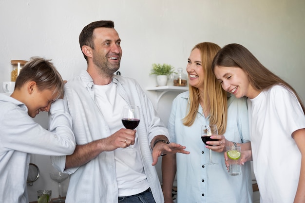 Família se divertindo muito juntos