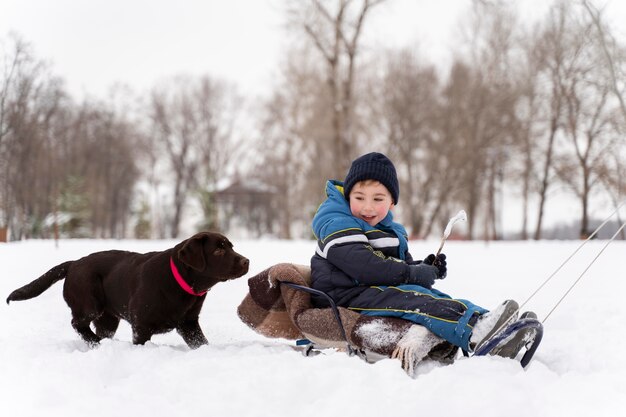 Família se divertindo na neve